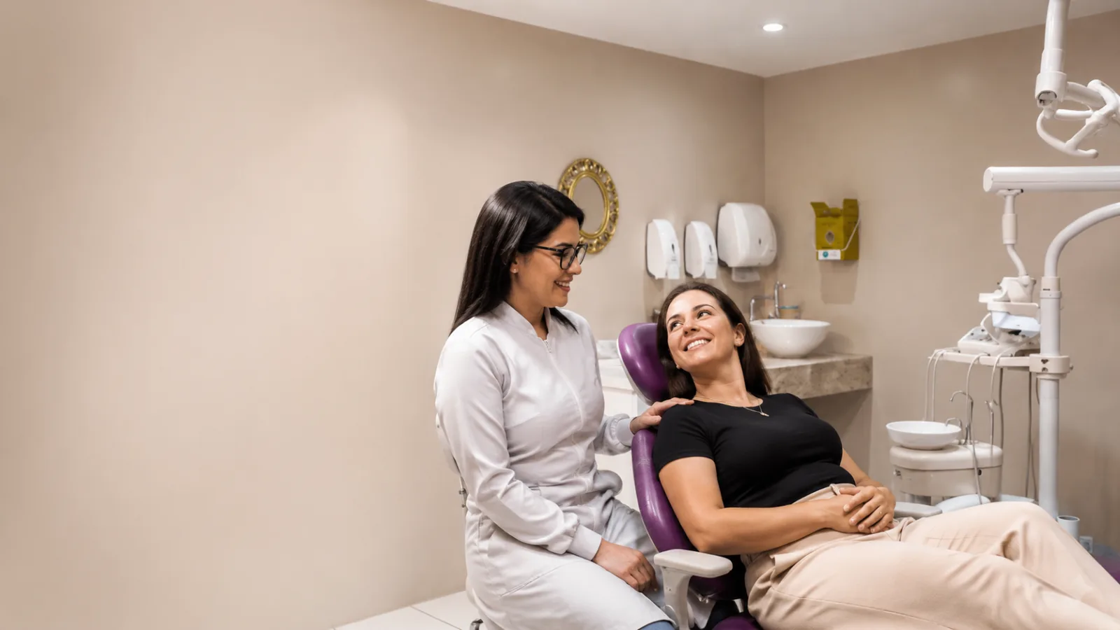 Dentista da Clínica Sorrir Bem atendendo paciente com atenção em consultório acolhedor em Vila Velha
